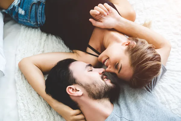 couple-in-bed